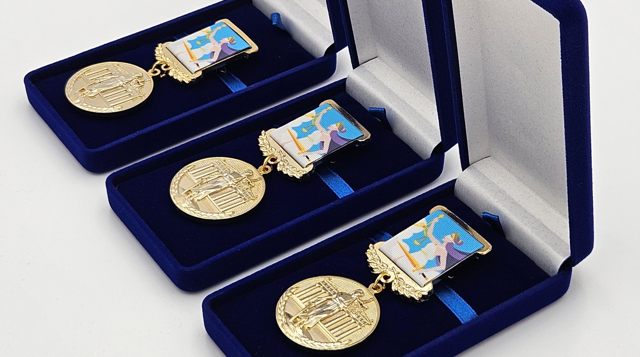 что можно подарить адвокату